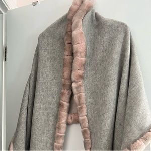 NEW W/ TAG 
Serial#: 212150G
GRAY/PINK 24x78
CASHMERE/WOOL STOLE W/
POMPOM SIDES
